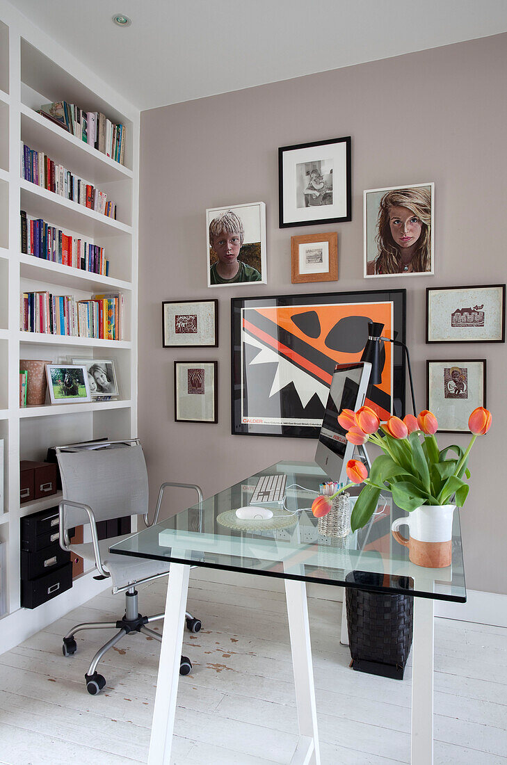 Kunstwerk und Bücherregal im Heimbüro in einem modernen Londoner Haus, UK