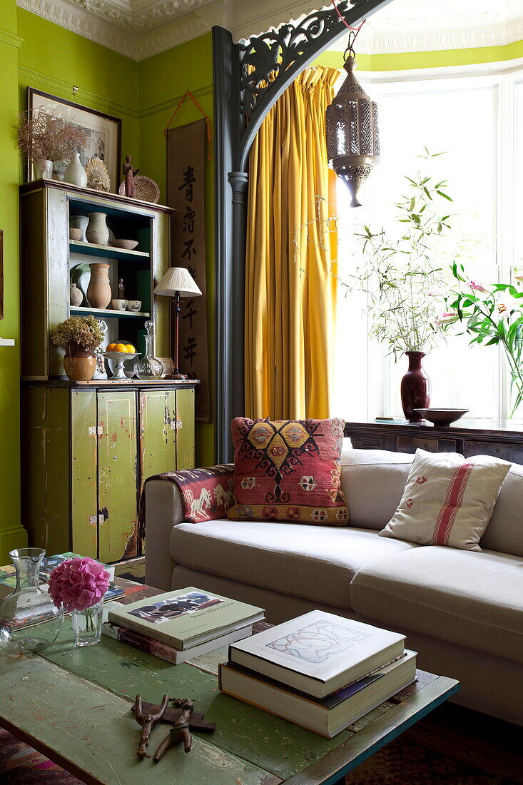 Couchtisch mit Büchern und Sofa im Erkerfenster eines Hauses in London England UK