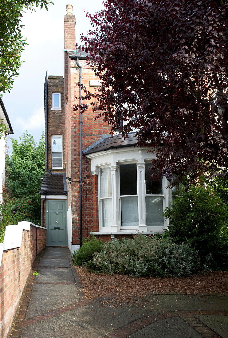 Backsteinfassade und Auffahrt eines Hauses in London, England, UK
