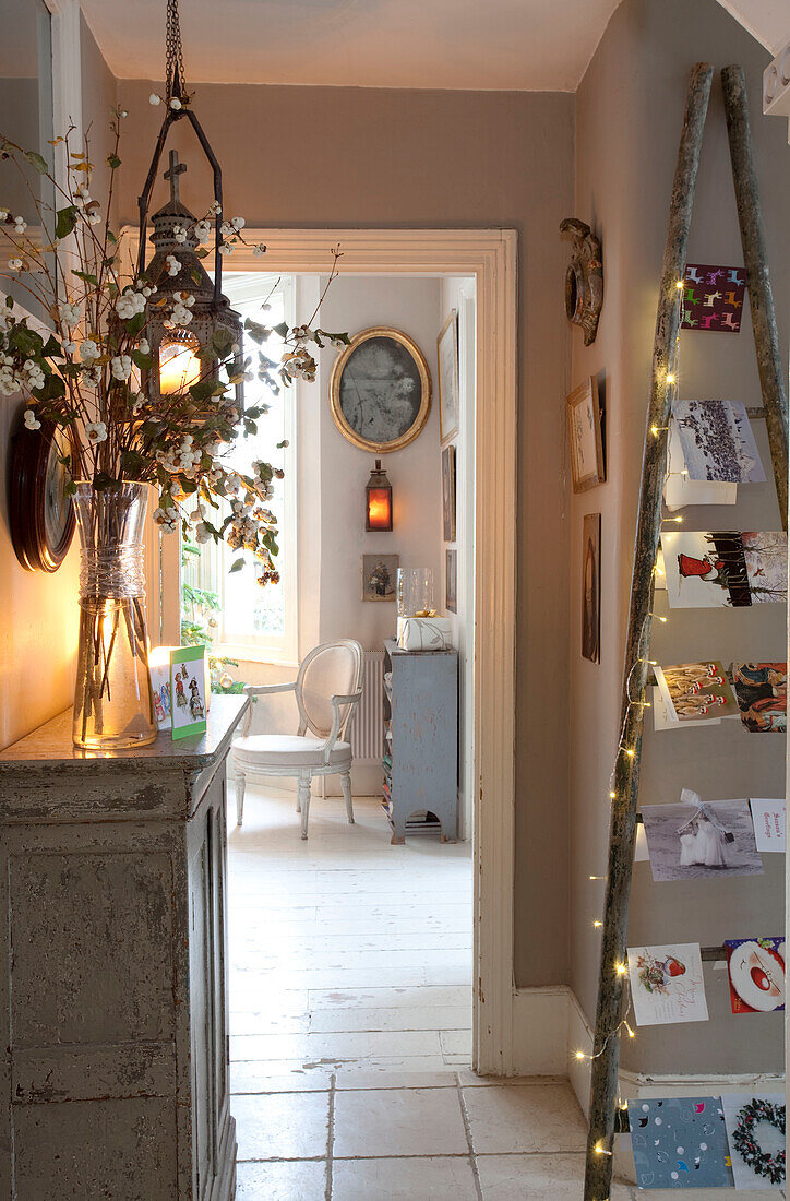 Weihnachtskarten und Schnittblumen im Flur eines Hauses in London, England, UK