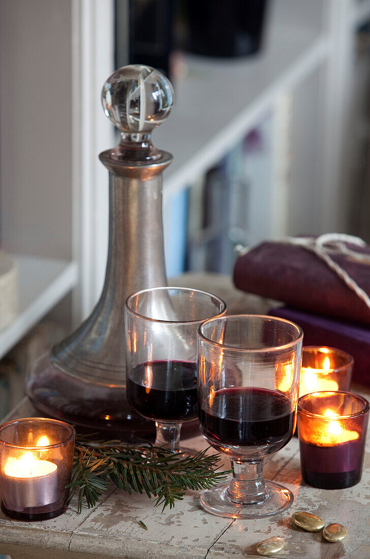 Rotwein und Teelichter in einem Haus in London, England, Vereinigtes Königreich