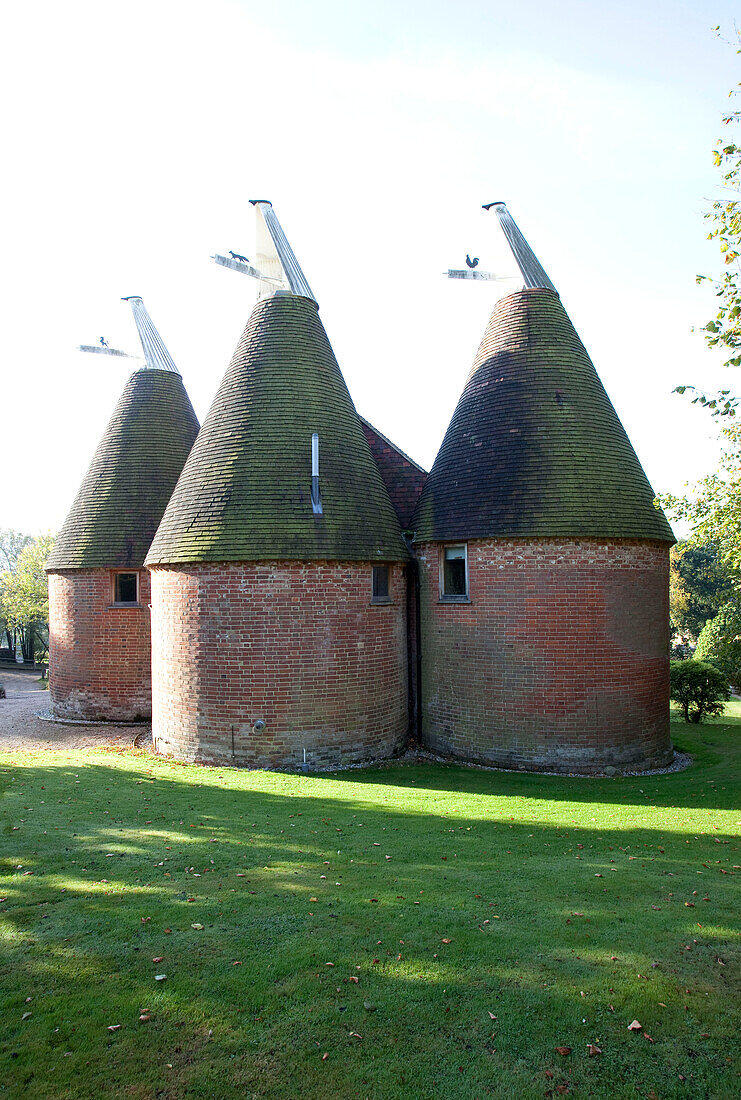Kegelförmiges Dach eines traditionellen Backsteinofens oder einer Hopfendarre in Kent, England UK