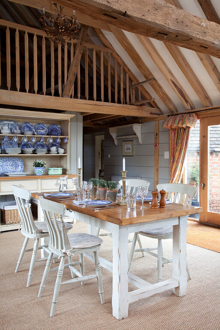 Esstisch für vier Personen in einem Bauernhaus mit Balken in Kent (England)