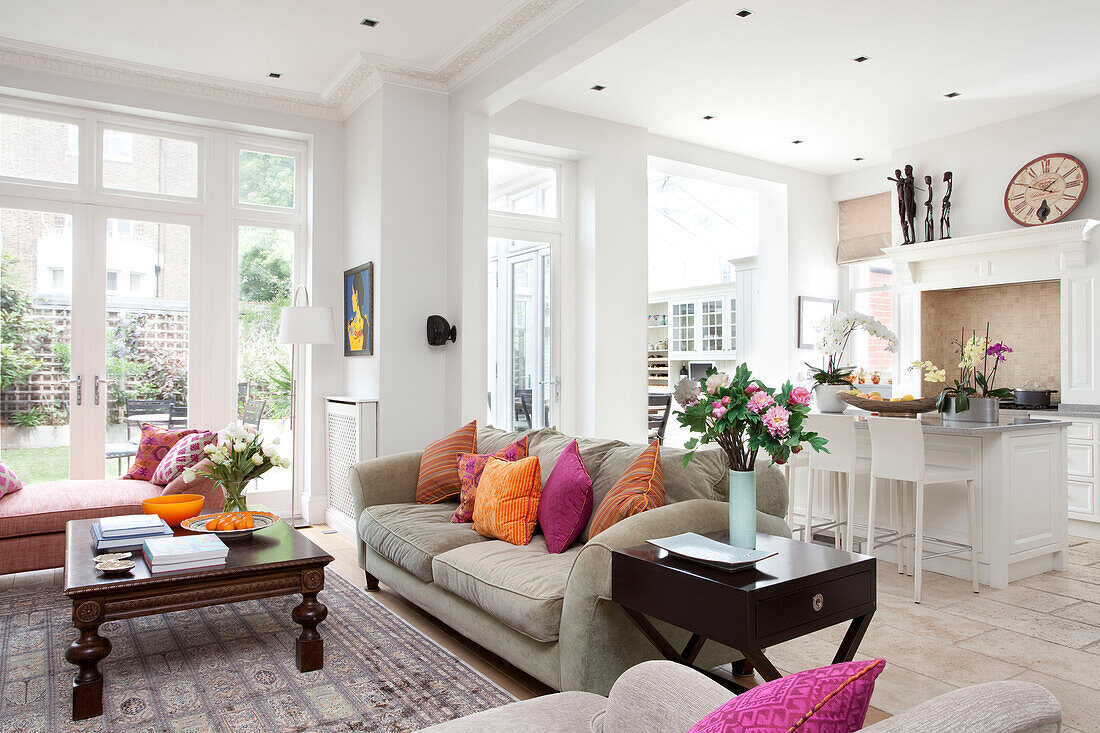 Offenes Wohnzimmer und Küche mit Anbau in einem modernen Familienhaus in London, UK