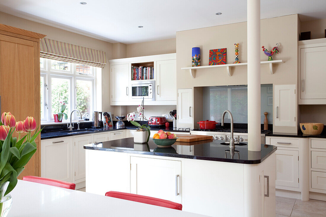 Weiß- und cremefarbene Küche mit Säule in einem Einfamilienhaus in Herefordshire England UK
