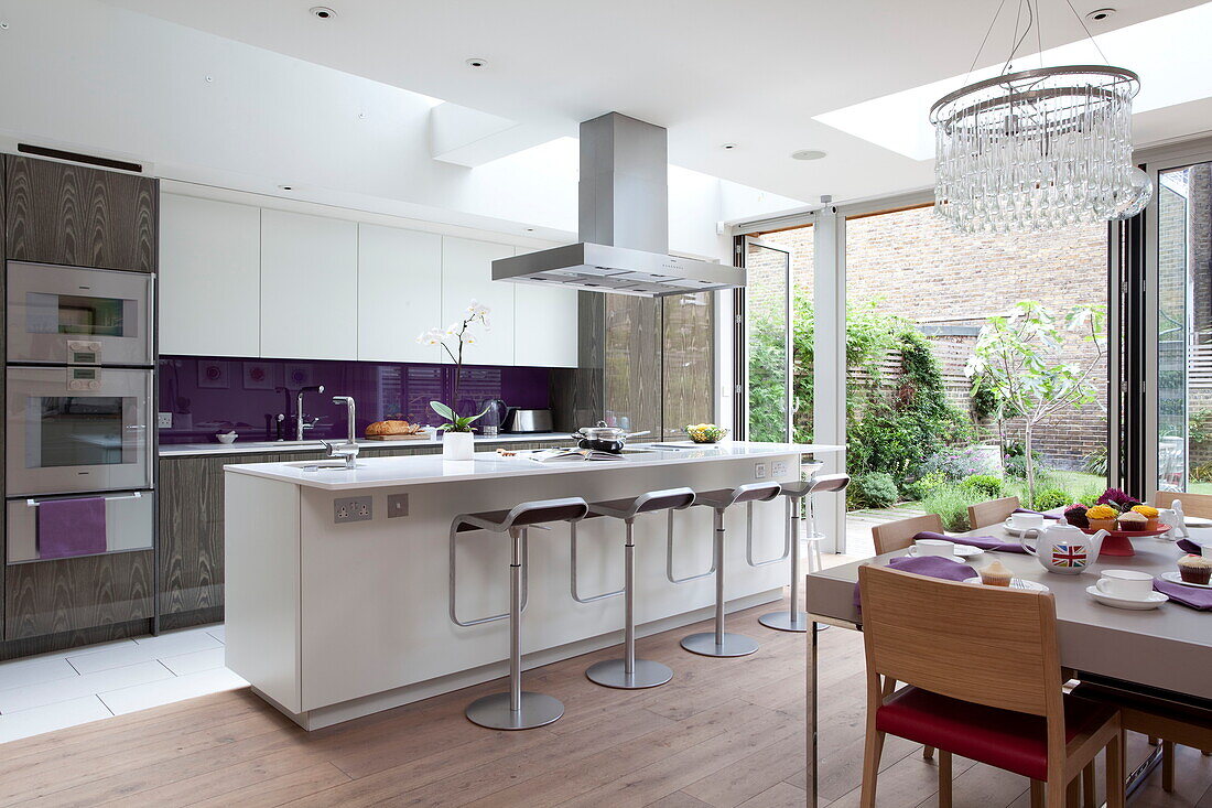 Offene Küche und Esszimmer in einem modernen Londoner Stadthaus, England, UK