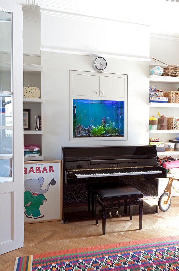 Klavier und Aquarium in einem modernen Londoner Stadthaus, England, UK