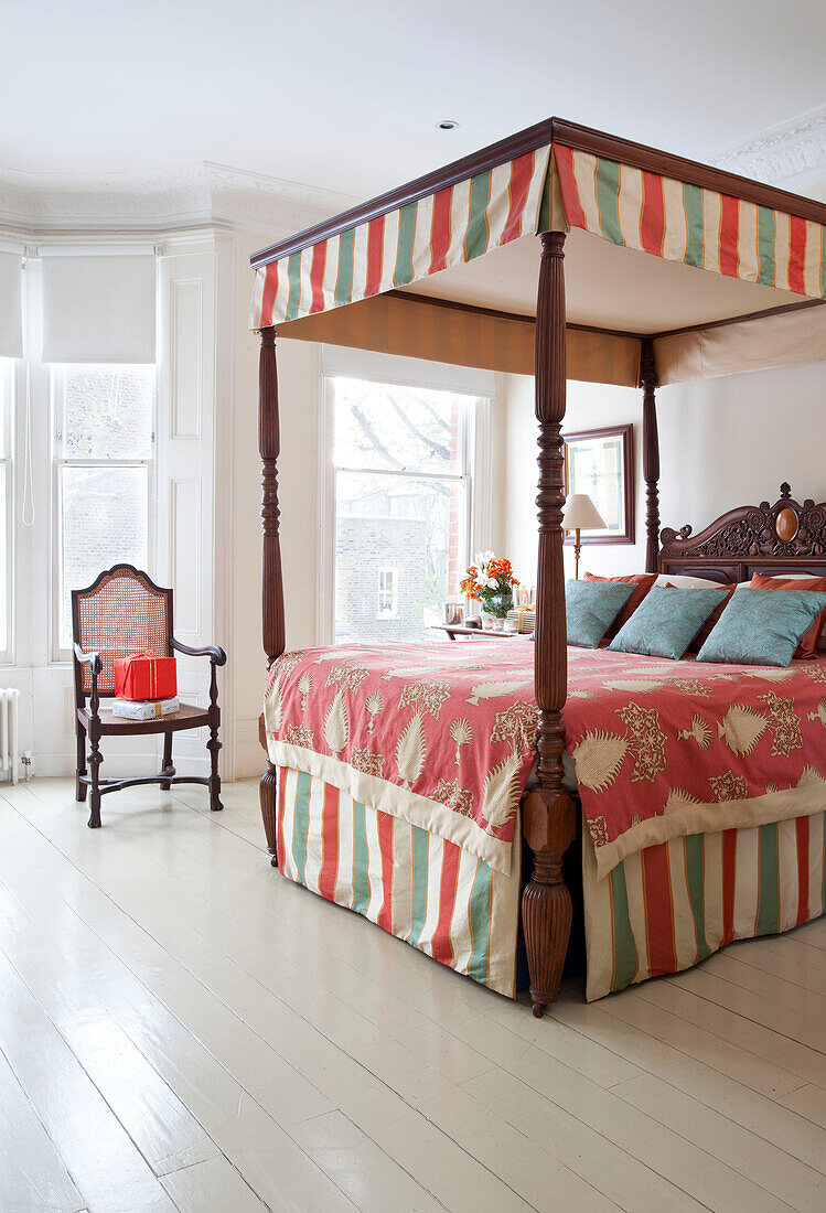 Himmelbett mit kontrastierenden Stoffen im Schlafzimmer eines Londoner Stadthauses, UK