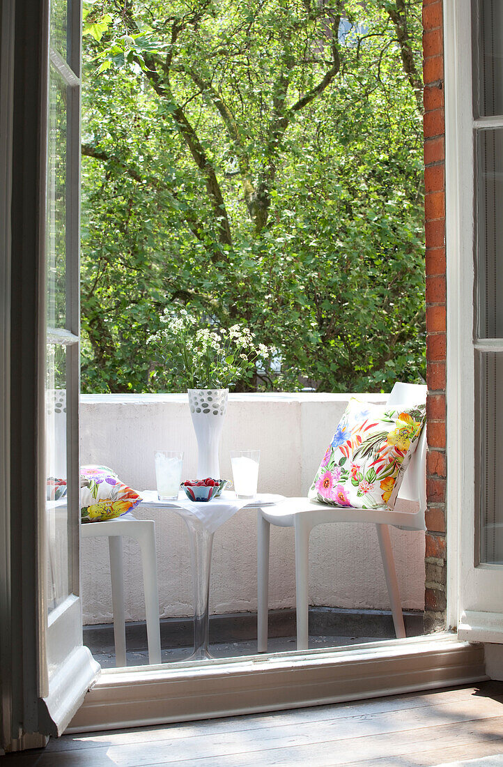 Stühle auf dem sonnenbeschienenen Balkon einer Londoner Wohnung, UK