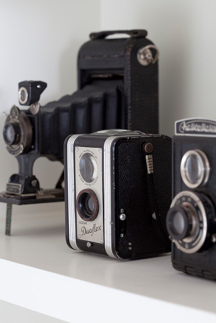 Vintage-Kameras auf einem Regal in einem Londoner Stadthaus, England, Vereinigtes Königreich