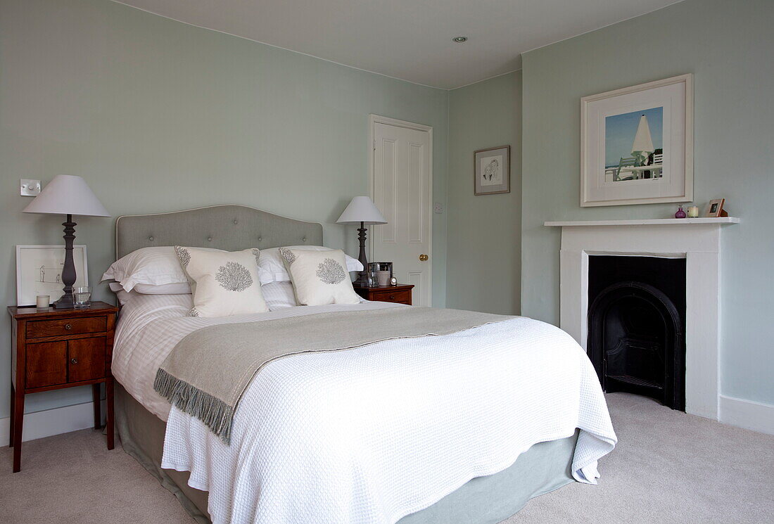 Pastellgrünes klassisches Schlafzimmer in einem Londoner Stadthaus, England, UK