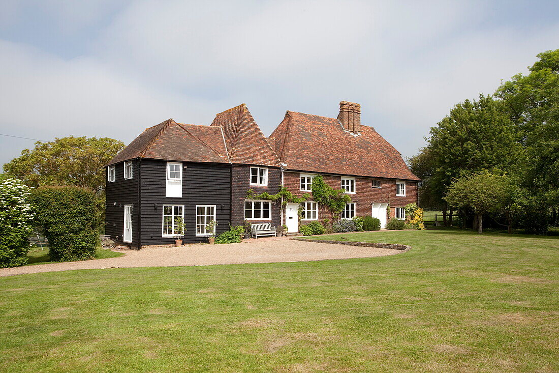 Begrünte Außenanlage und Auffahrt zum Bauernhaus in Maidstone, Kent, England, UK