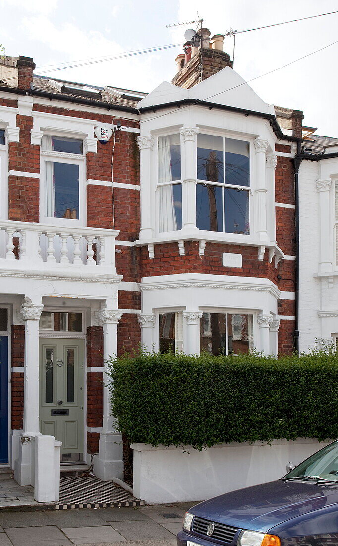 Außenfassade aus Backstein mit weißem Anstrich eines Stadthauses in London, England, Vereinigtes Königreich