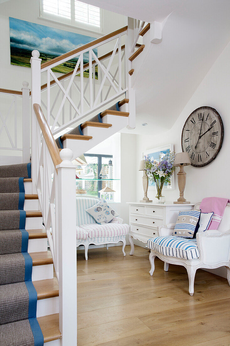 Flursitzmöbel im offenen Treppenhaus eines Hauses in Dulwich, London, England, Vereinigtes Königreich