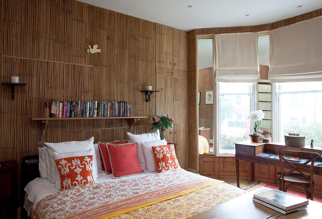 Doppelbett mit Holzwand und Erkerfenster in einem Londoner Stadthaus, England, UK