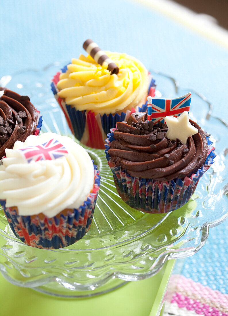 Eingefrorene Muffins auf einem Tortenständer aus Glas in einem Landhaus in Sussex, England, Vereinigtes Königreich