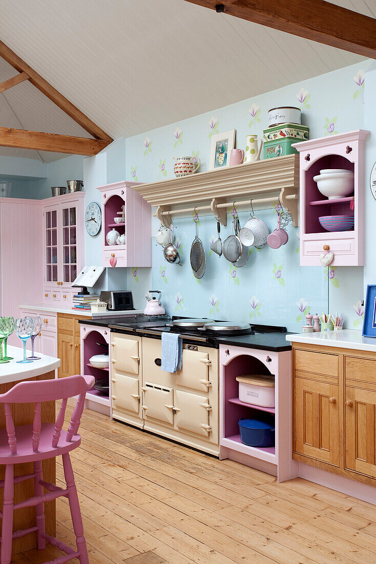 Herd in pastellrosa und blauer Küche eines Landhauses in Sussex, England, Vereinigtes Königreich