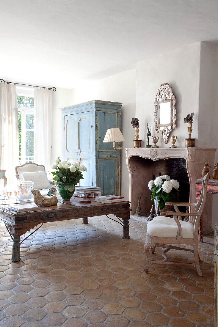 Vintage-Möbel im Terrakotta-gefliesten Wohnzimmer der Wohnung in Mougins, Alpes-Maritime, Südfrankreich