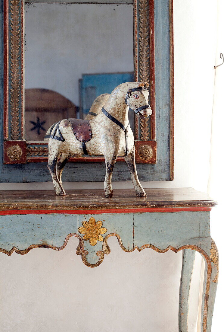 Vintage-Spielzeugpferd auf Beistelltisch in Wohnung in Mougins, Alpes-Maritime, Südfrankreich