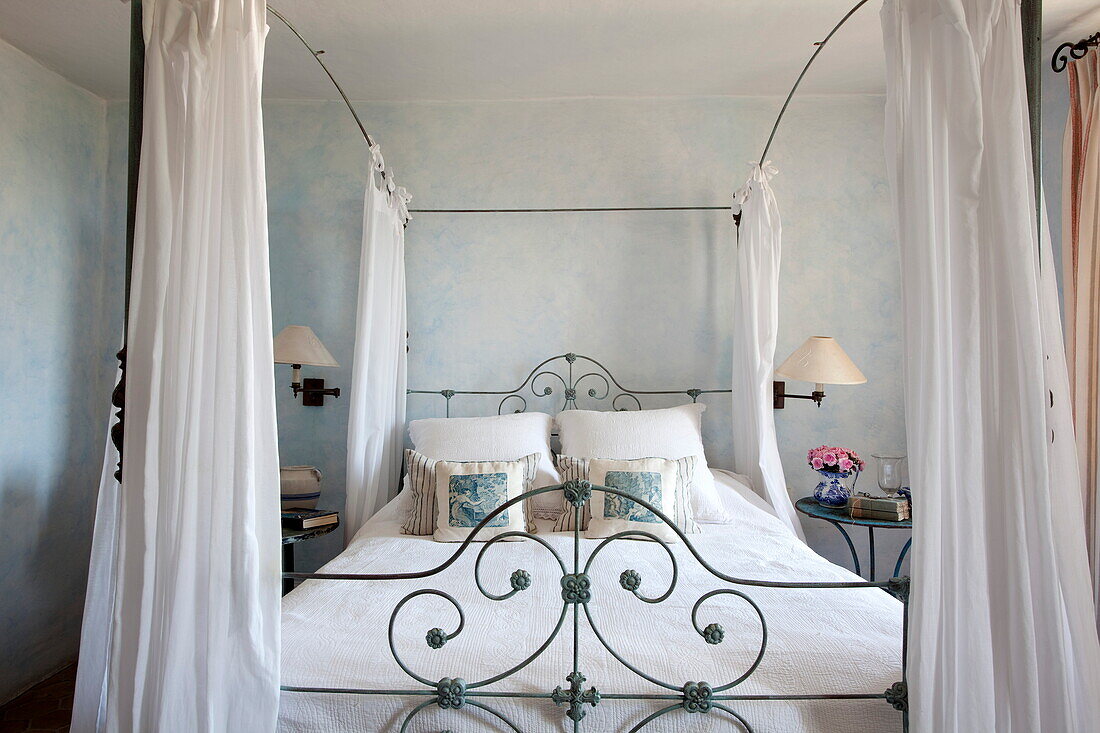 Vintage-Himmelbett in einer Wohnung in Mougins, Alpes-Maritime, Südfrankreich