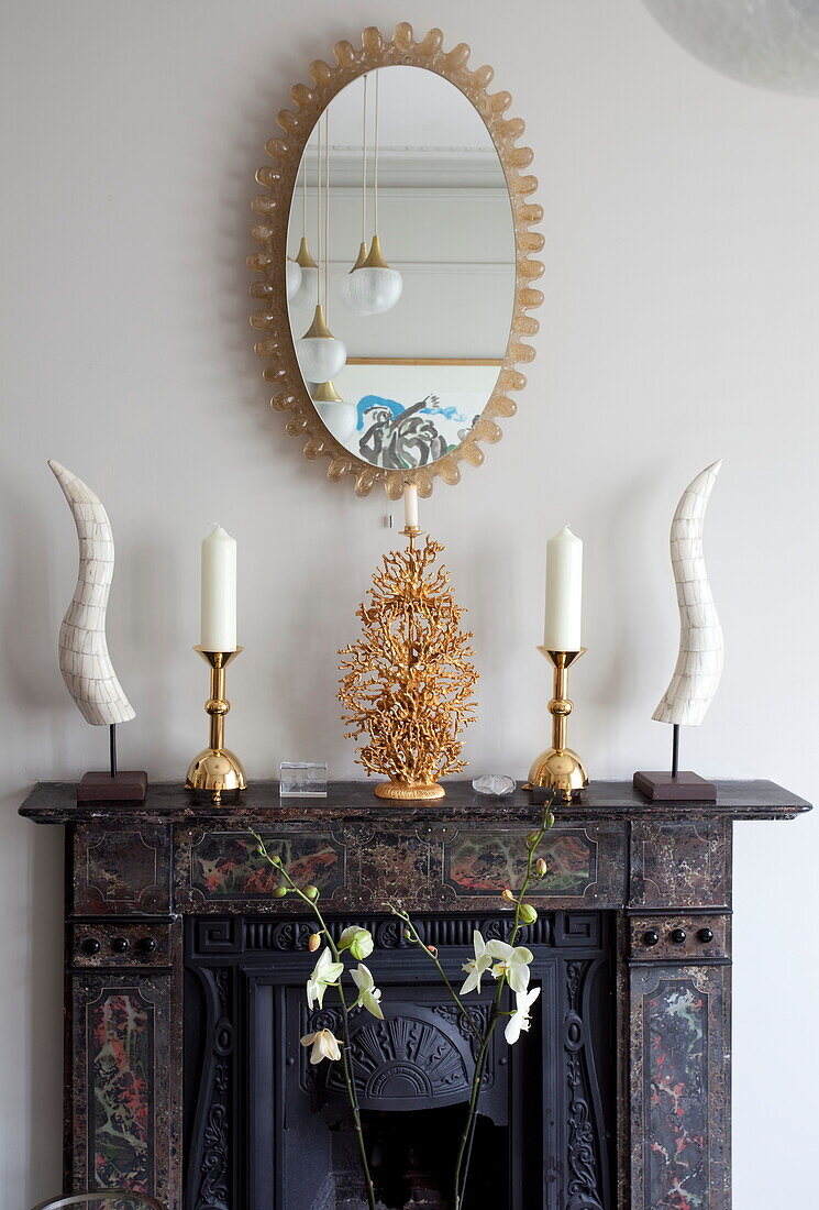 Vergoldeter Spiegel mit Ornamenten auf Marmorkamin in Londoner Stadthaus, England, UK
