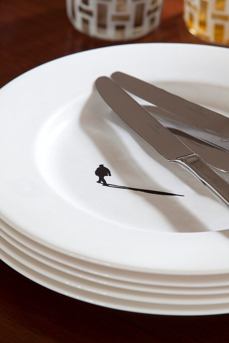 Messer und Teller mit Schattenfigur in einem Londoner Stadthaus, England, UK