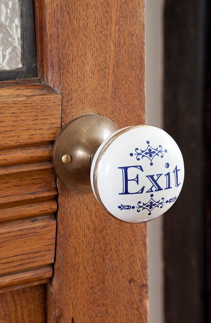 Vintage-Türgriff mit dem Wort 'Exit' in einem Londoner Stadthaus, England, UK