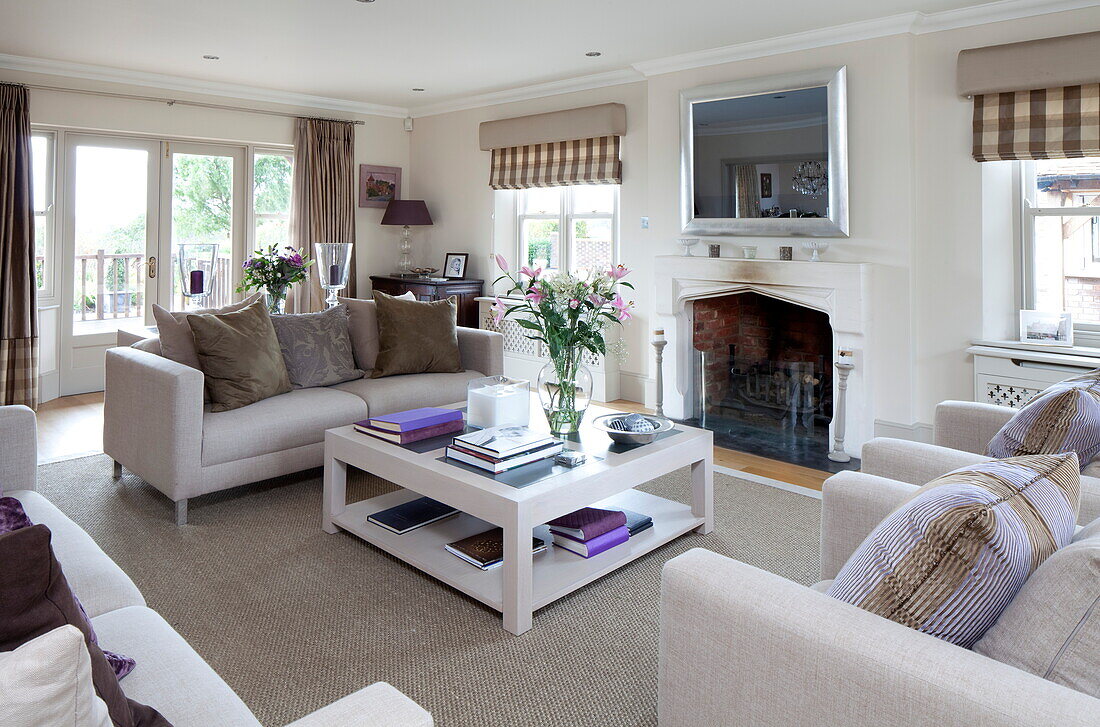 Quadratischer Couchtisch und Sofa vor dem Kamin in einem Haus in Kent, England, Vereinigtes Königreich