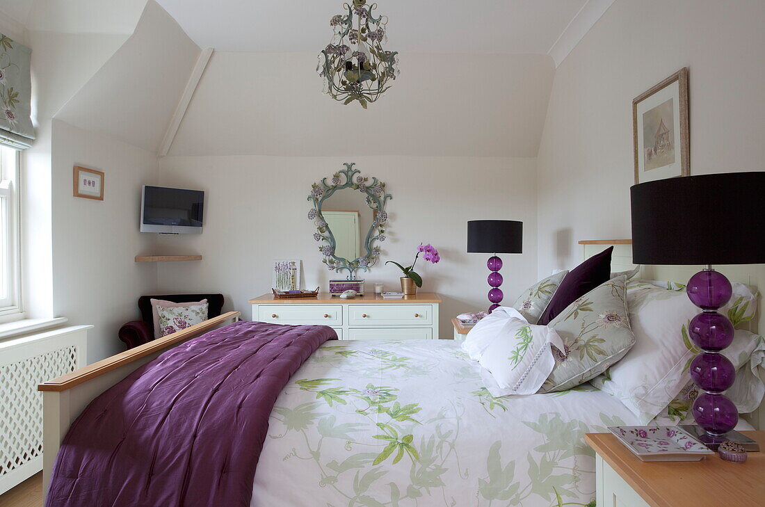 Schlafzimmer in einem Haus in Kent mit schwarzen Lampenschirmen und violetten Akzentfarben, England, Vereinigtes Königreich