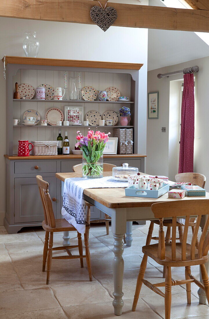 Küchenkommode und Tisch mit Tulpen Staffordshire Bauernhaus England UK