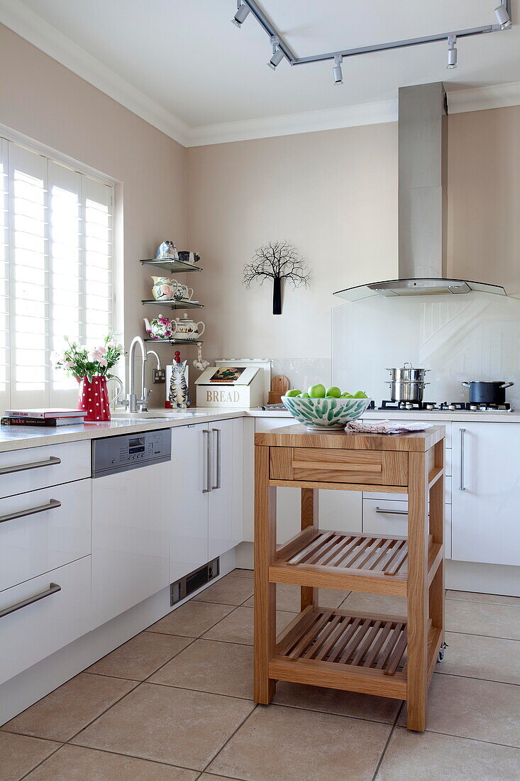 Metzgerblock aus Holz in weißer Einbauküche eines Einfamilienhauses in Kent, England, UK