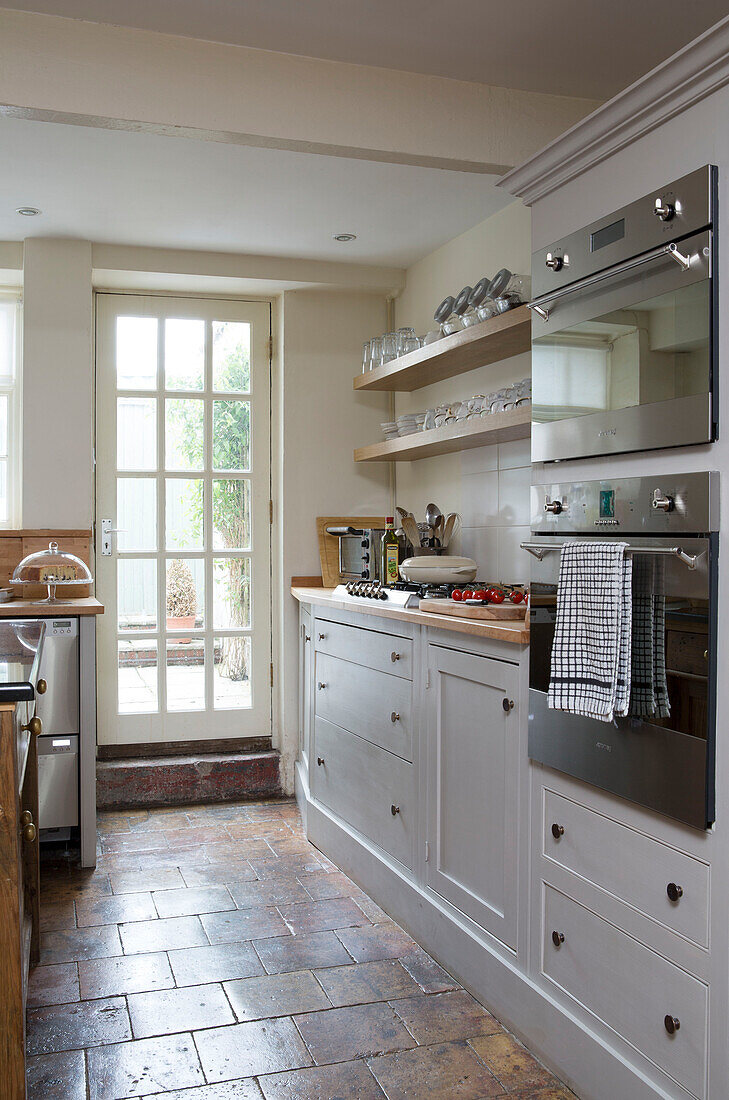 Integrierter Backofen aus Edelstahl in der Küche eines Hauses in Wells next the Sea, Norfolk, England, UK