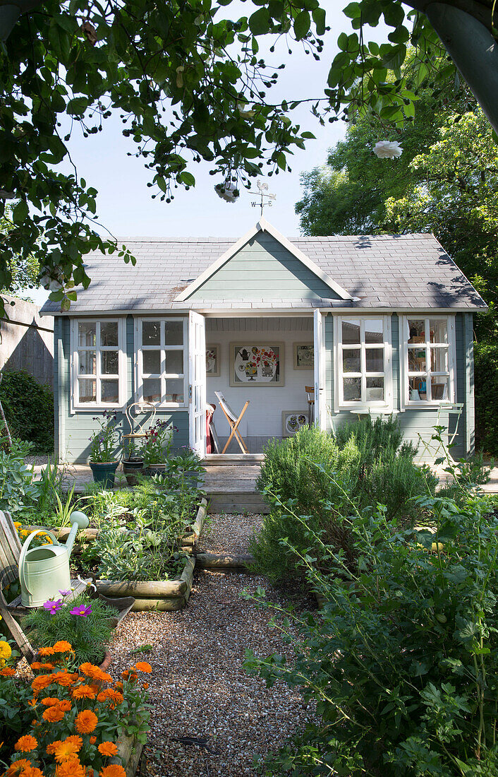 Bemaltes Gartenhaus im Garten eines Landhauses in Dorset, England, UK