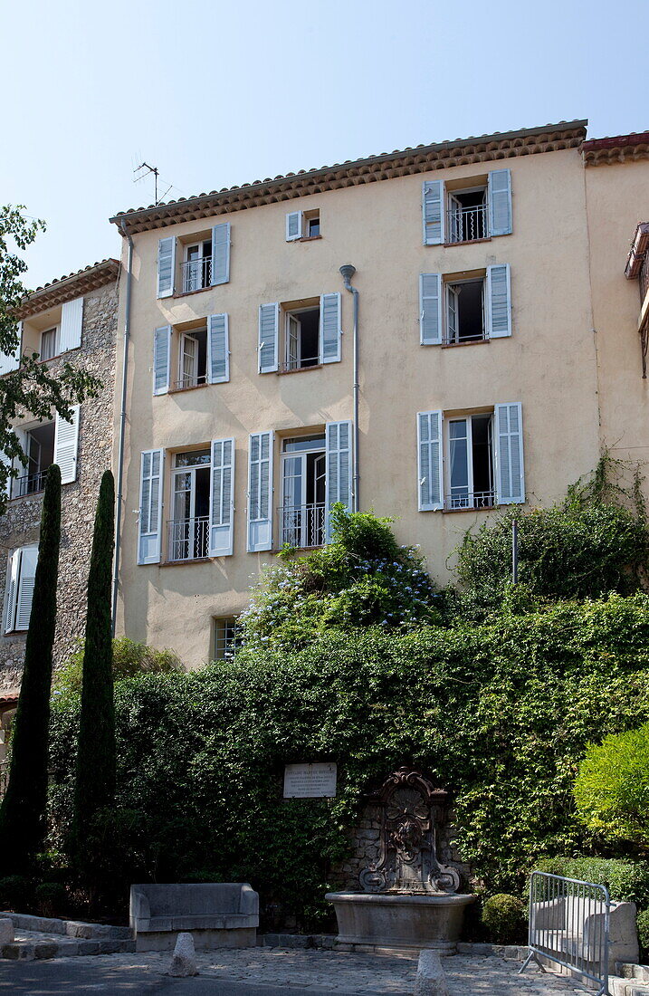 Geschlossene Fenster in einem Wohnhaus in Mougins, Alpes-Maritime, Südfrankreich
