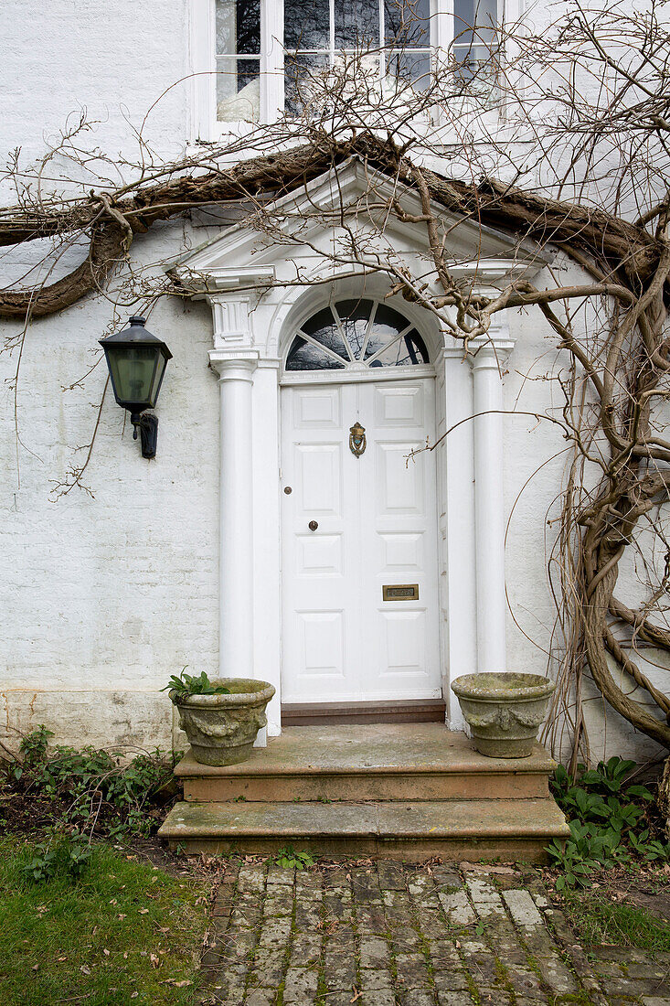 Weiße Haustür mit Topfpflanzen, Burwash home, East Sussex, England, UK