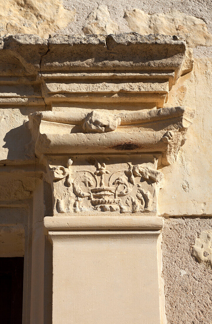 Beleuchtetes historisches architektonisches Detail einer französischen Außenfassade an der Loire, Frankreich