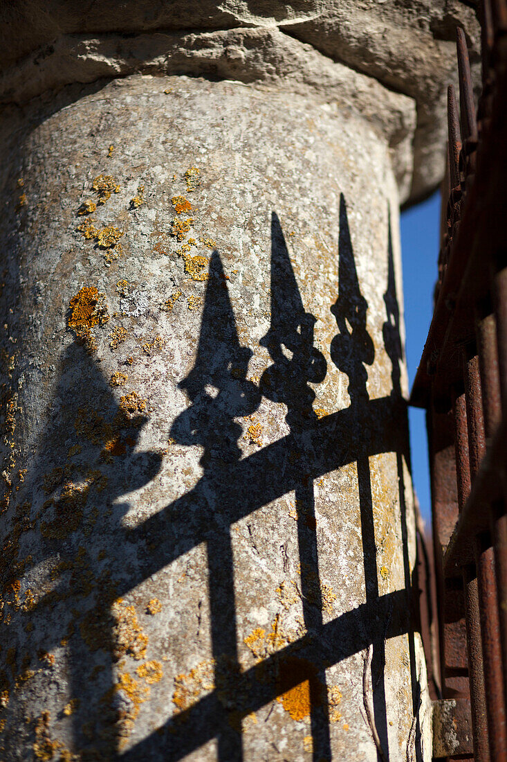 Schmiedeeisernes Metallgeländer, Schatten auf Steinpfeiler an der Loire, Frankreich