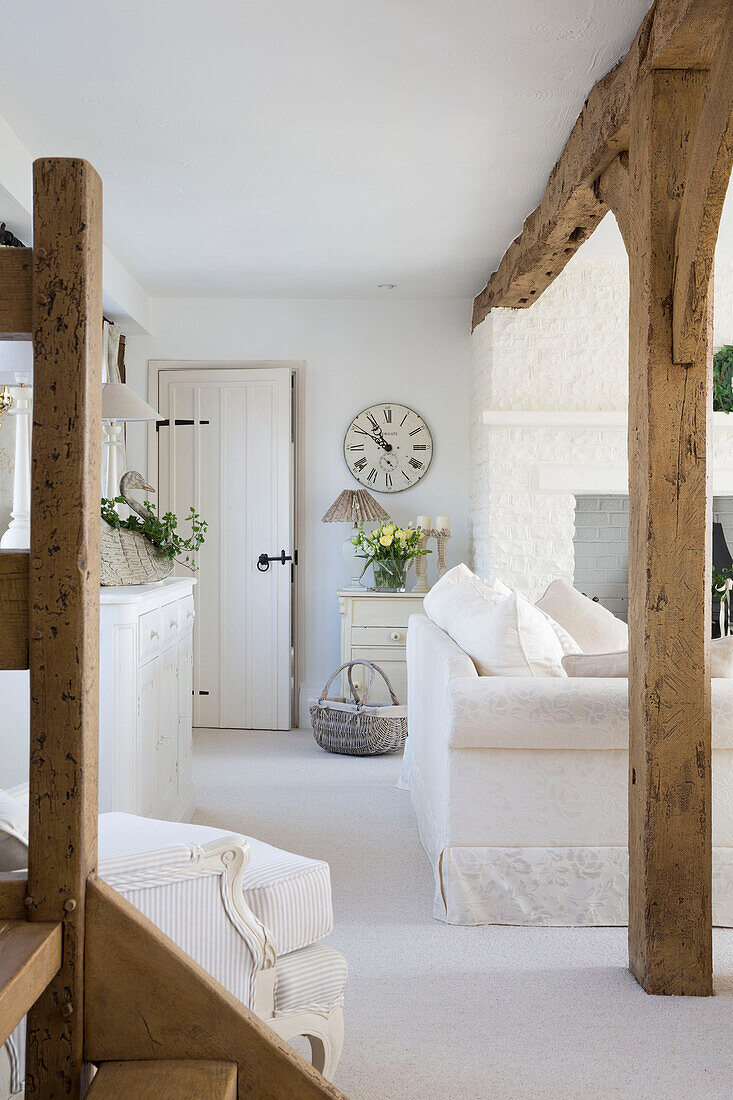 Weißes Sofa und Uhr im offenen Wohnzimmer eines Hauses in West Mailing, Kent, England, UK