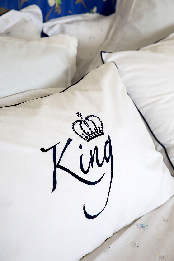 Einzelnes Wort 'King' auf einem Kissen im Schlafzimmer in West Mailing, Kent, England, UK