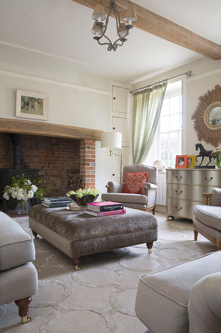 Deckenbalken über Ottomane im Wohnzimmer eines Londoner Hauses England UK