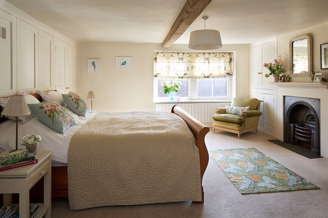 Gestepptes Doppelbett mit Kamin und Holzbalkendecke in einem Haus in London England UK