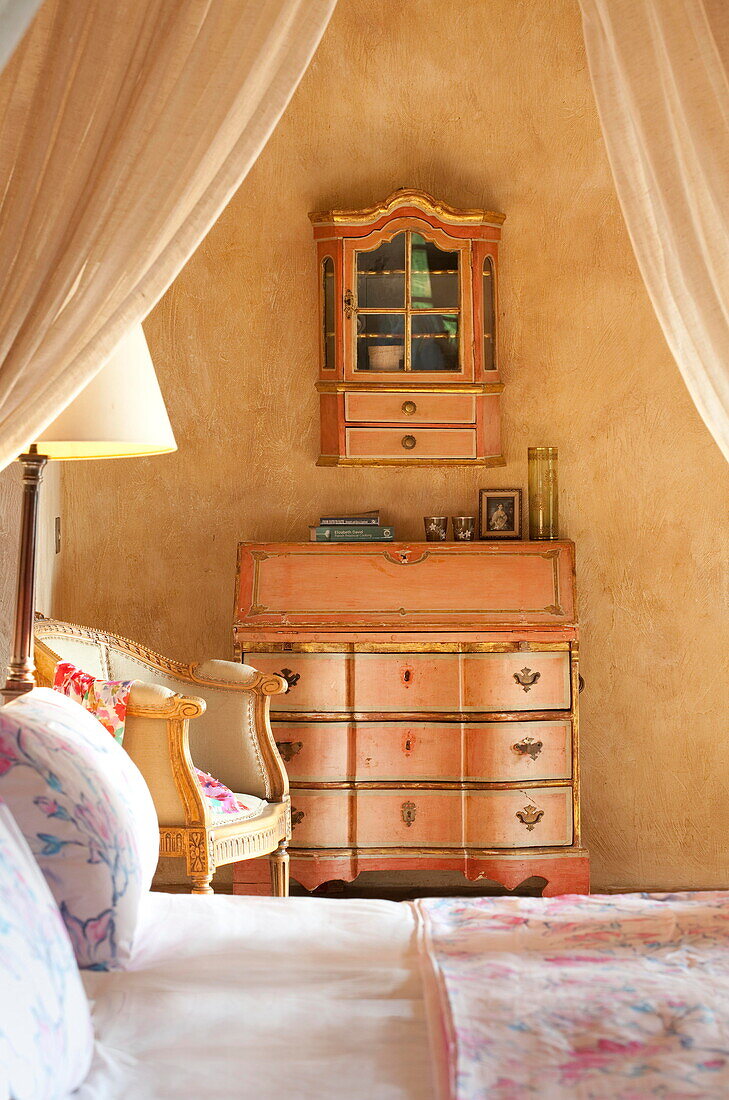 Pfirsichfarbene Möbel im Schlafzimmer einer französischen Ferienvilla