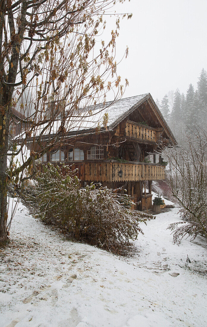 Hölzerne Berghütte am verschneiten Berghang, Chateau-d'Oex, Waadt, Schweiz