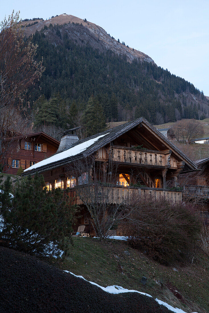 Beleuchtetes Äußeres eines Bergchalets, Chateau-d'Oex, Waadt, Schweiz