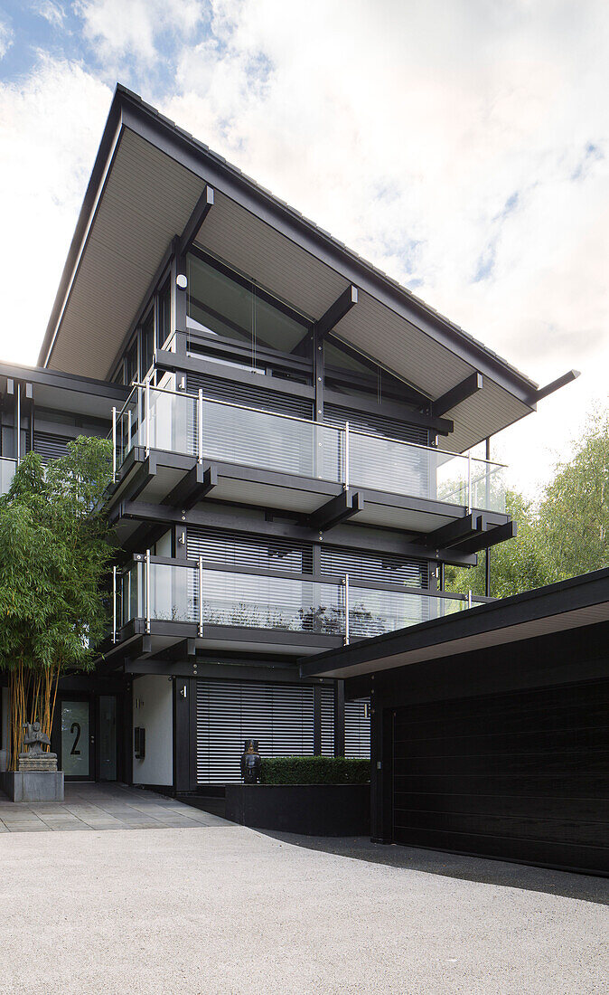 Moderne vierstöckige Fassade mit Außenbalkon, Haus in SW London, England, UK