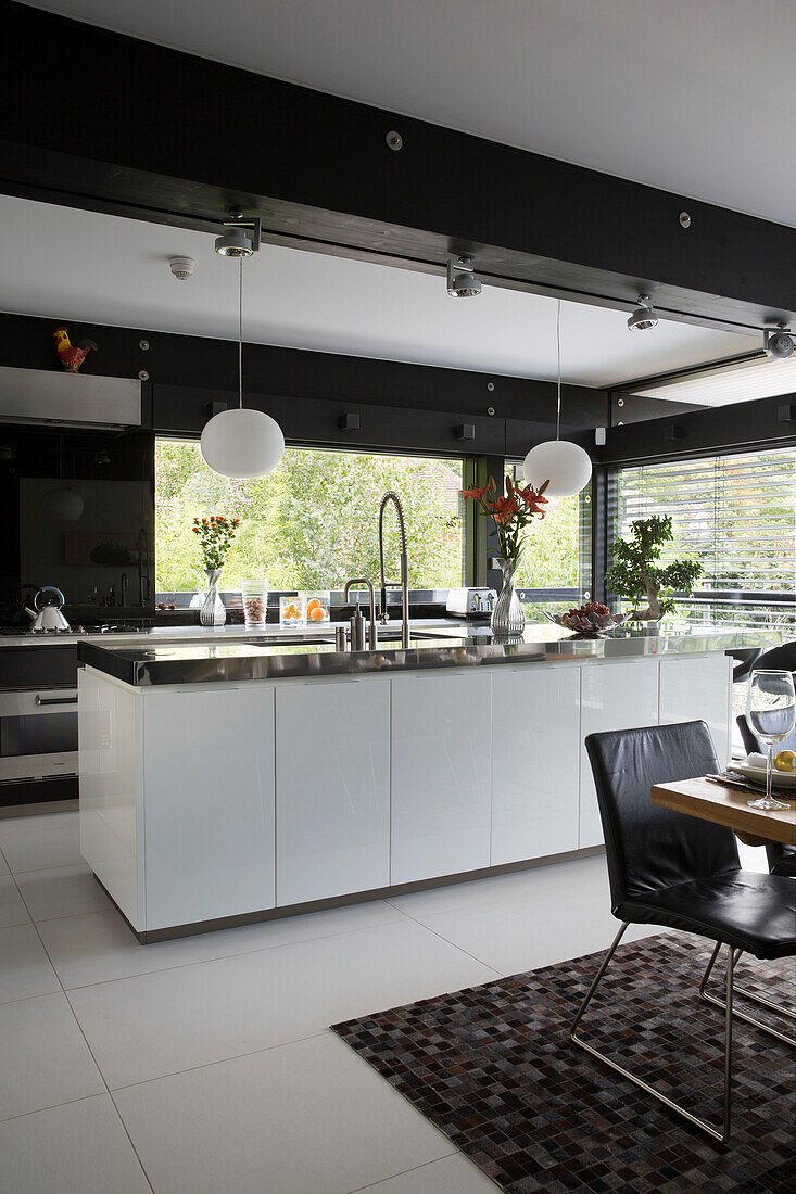 Offene Küche und Esszimmer in einem modernen Haus im Südwesten Londons, England, UK