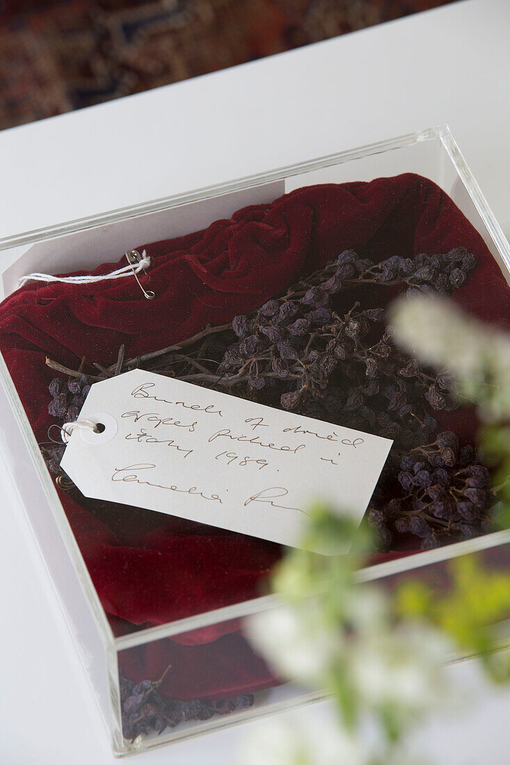 Getrocknete Weintrauben mit handgeschriebenem Geschenkanhänger in einem Haus in Oxfordshire England UK