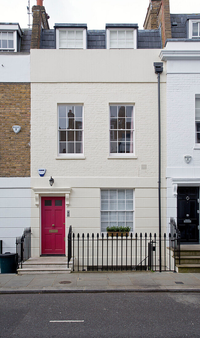 Schwarzes schmiedeeisernes Geländer und cremefarbene Fassade eines Londoner Stadthauses, England, Vereinigtes Königreich