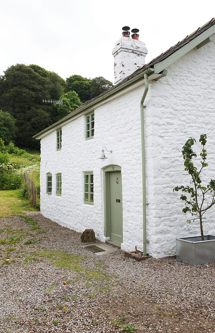 Eingangstür zu einem weiß getünchten Cottage in Presteigne, Wales, UK