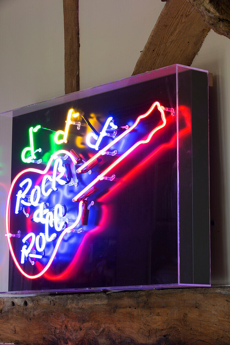 "Rock and Roll-Leuchtreklame in einem Bauernhaus mit Fachwerk, Vereinigtes Königreich"""
